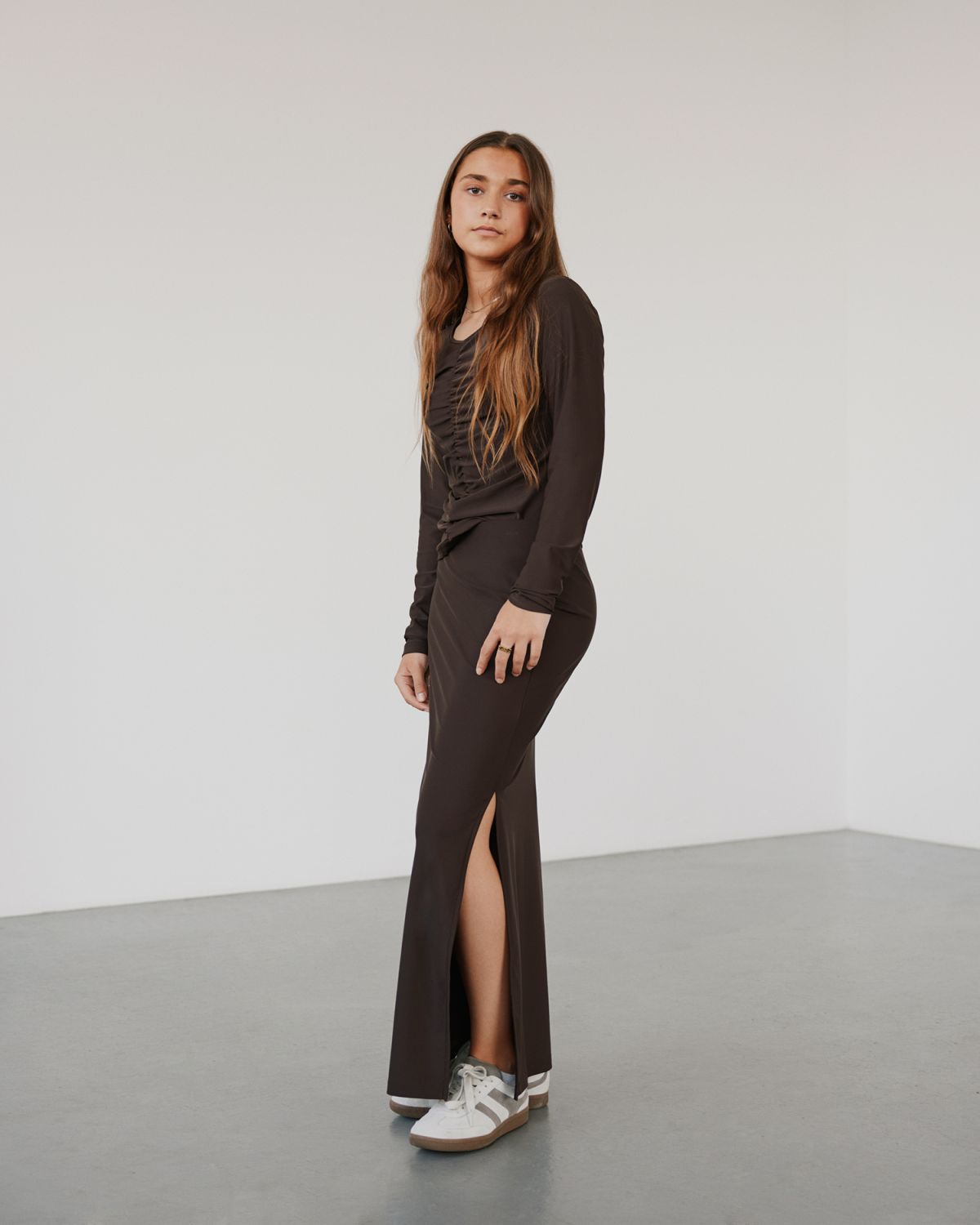 Sofie Schnoor YOUNG EBELLSY T-SHIRT LANGÆRMET T-shirt lang ærmet 7129 Brown Fudge