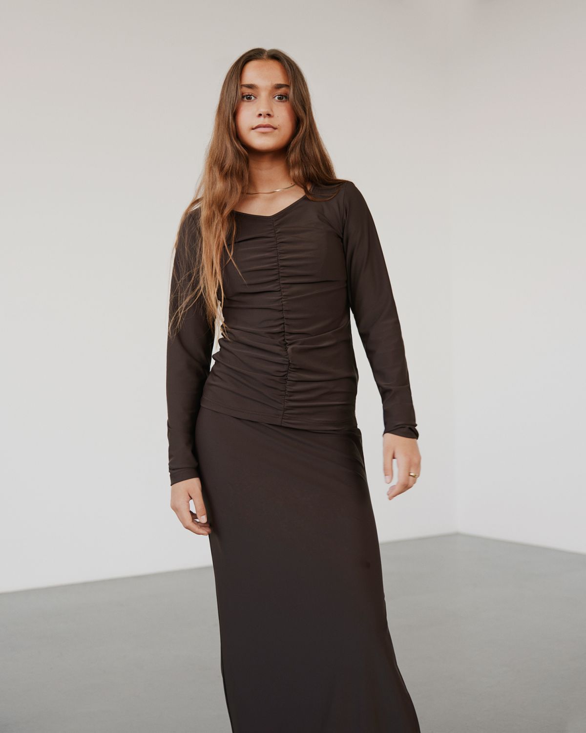 Sofie Schnoor YOUNG EBELLSY T-SHIRT LANGÆRMET T-shirt lang ærmet 7129 Brown Fudge