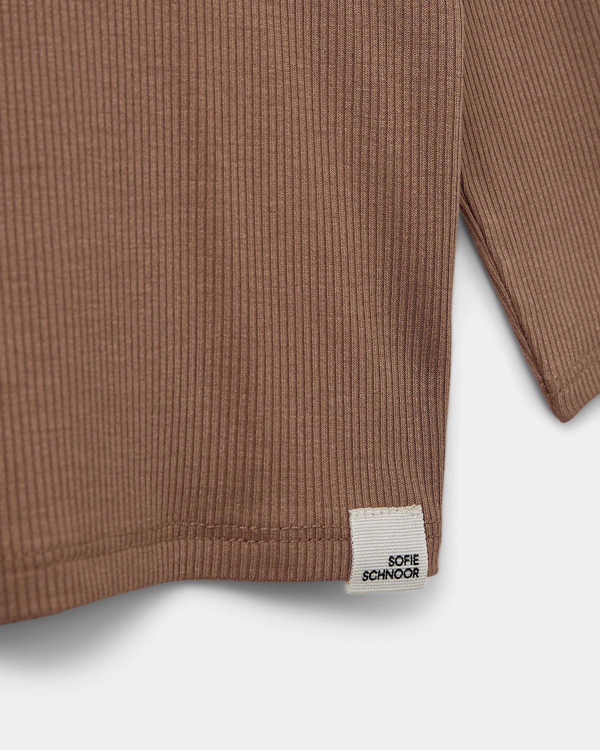 Sofie Schnoor KIDS PETRICIASB T-SHIRT LANGÆRMET T-shirt lang ærmet 7152 Dark Sand