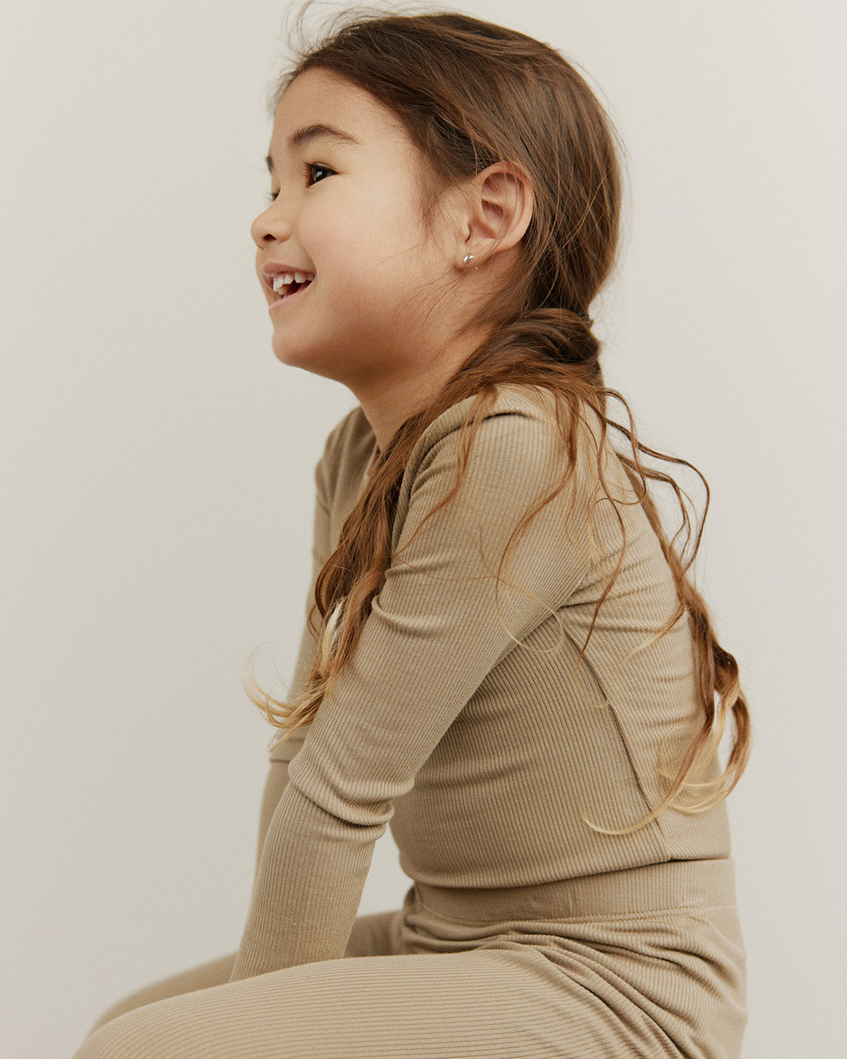 Sofie Schnoor KIDS PETRICIASK T-SHIRT LANGÆRMET T-shirt lang ærmet 7152 Dark Sand