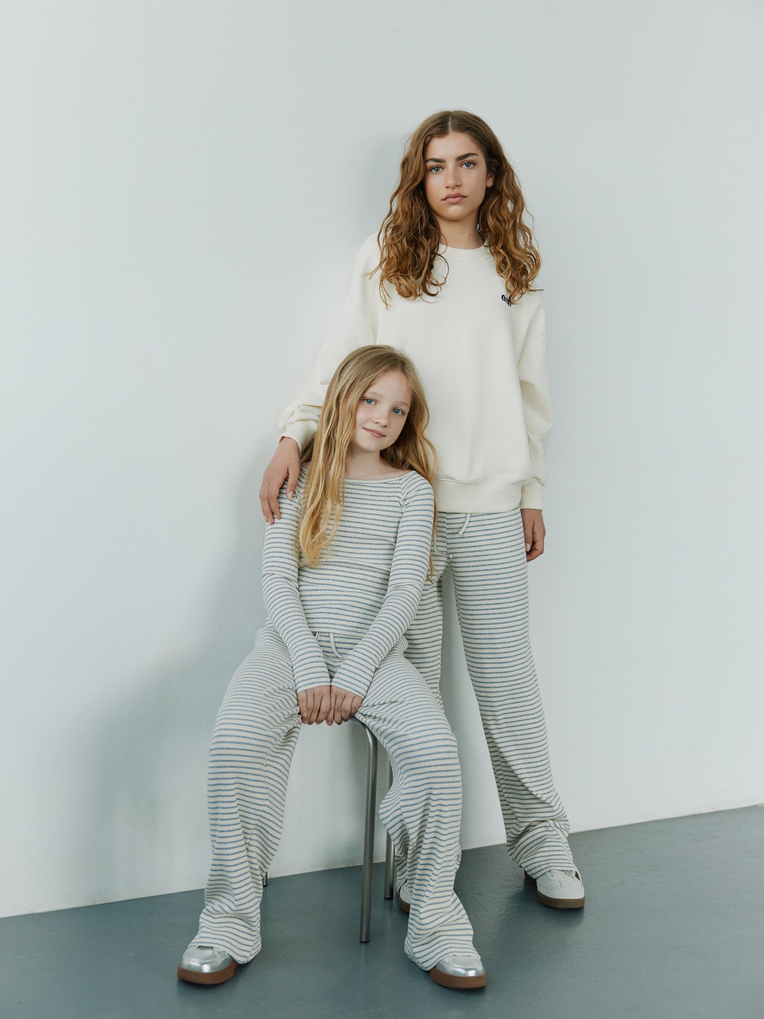 Sofie Schnoor YOUNG SOMASY T-SHIRT T-shirt lang ærmet 8048 Grey Striped