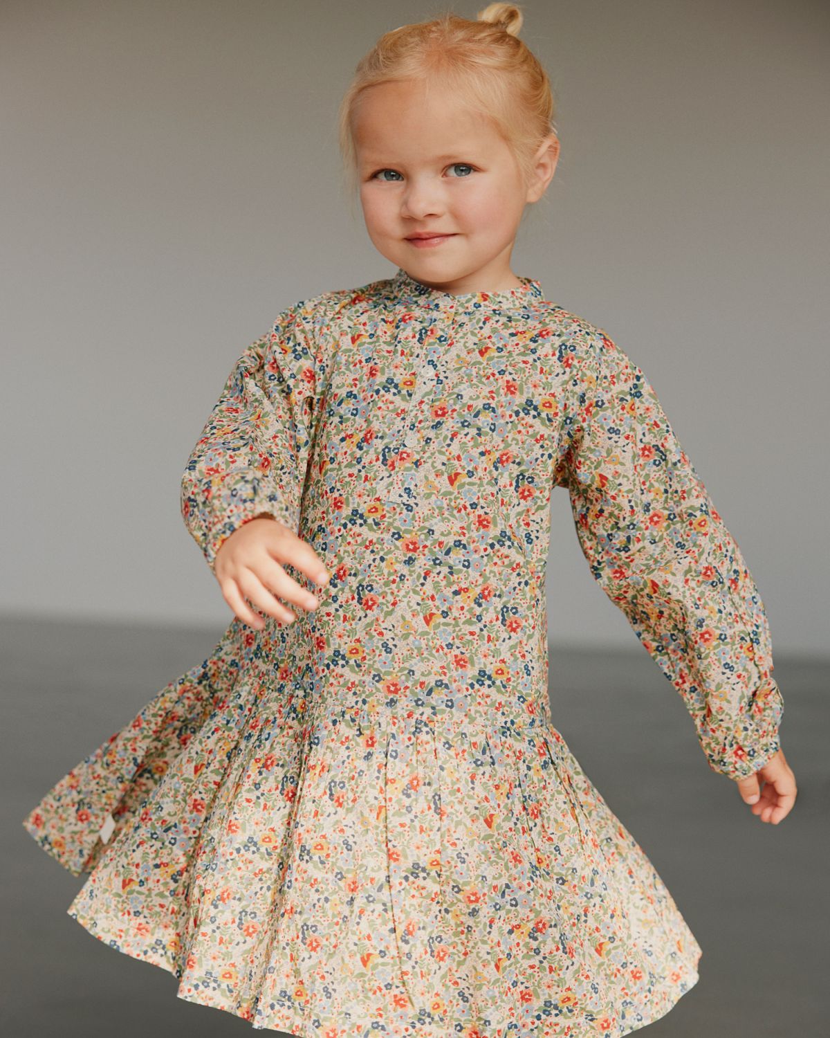 Sofie Schnoor KIDS INDICASK DRESS Dress 9092 AOP Flower