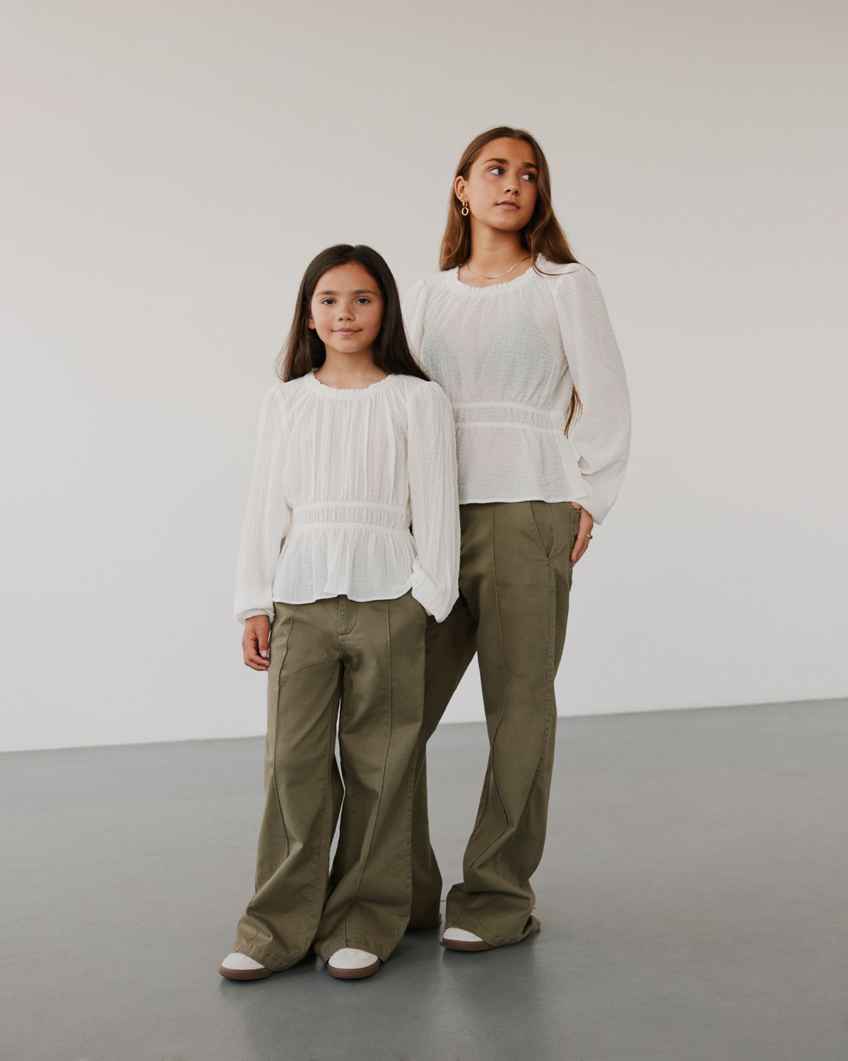 Sofie Schnoor YOUNG IZZASY MID WAIST TROUSERS Trousers 3093 Green Olive